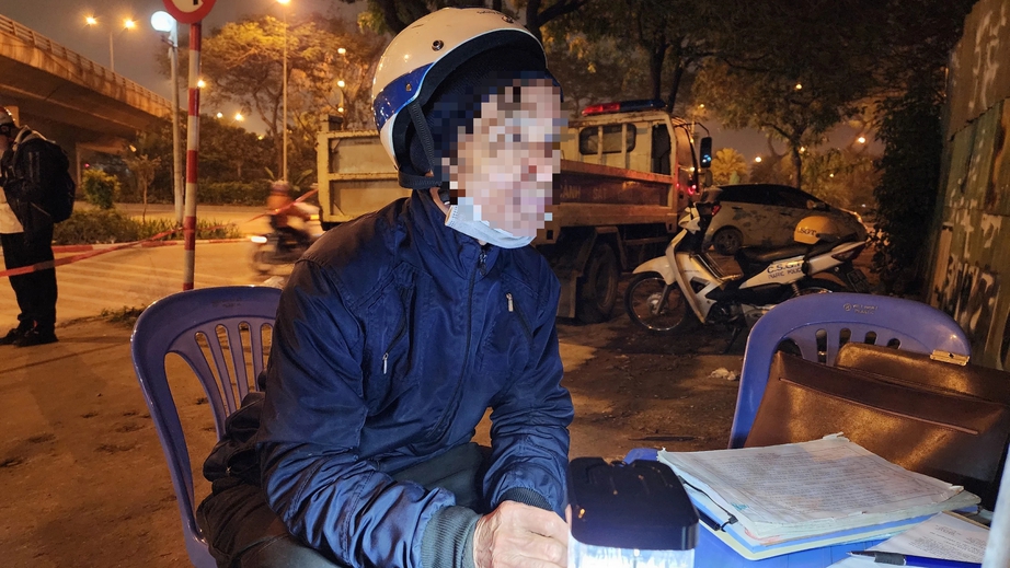 Bị phạt vi phạm nồng độ cồn, t&agrave;i xế ph&acirc;n trần 