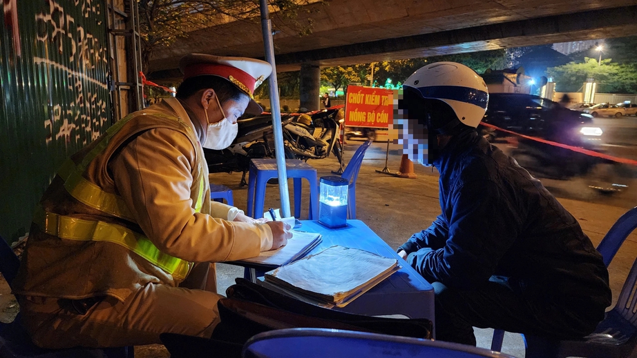 Bị phạt vi phạm nồng độ cồn, t&agrave;i xế ph&acirc;n trần 