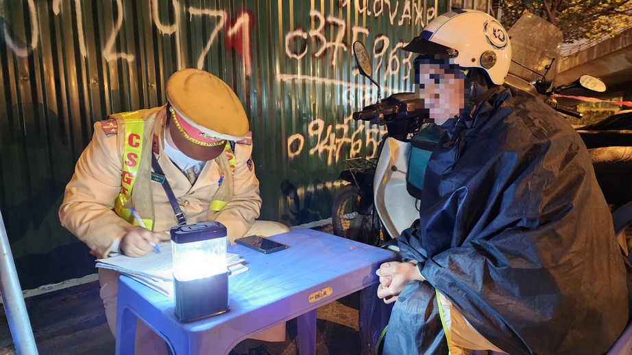 Bị phạt vi phạm nồng độ cồn, t&agrave;i xế ph&acirc;n trần 