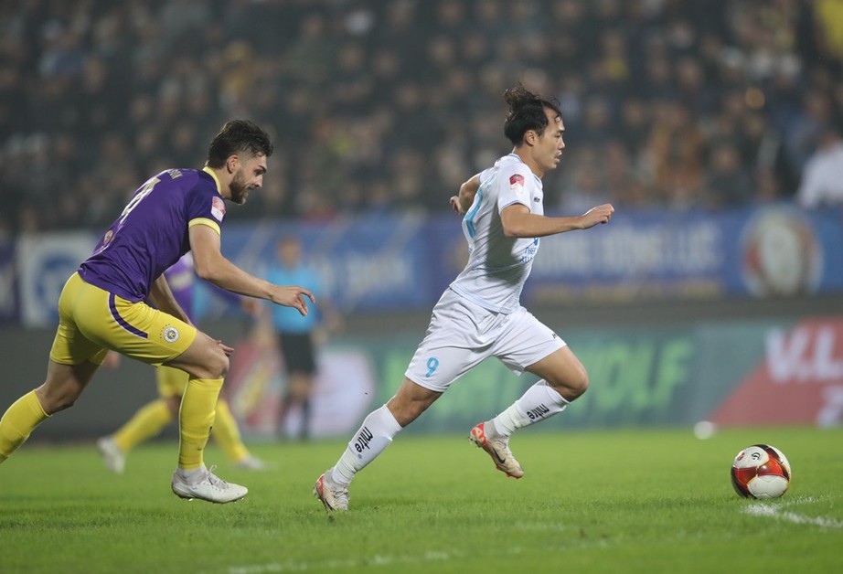V-League: Tuấn Hải lập si&ecirc;u phẩm để đời, H&agrave; Nội FC vẫn thua theo kịch bản kh&ocirc;ng tưởng - Ảnh 1.