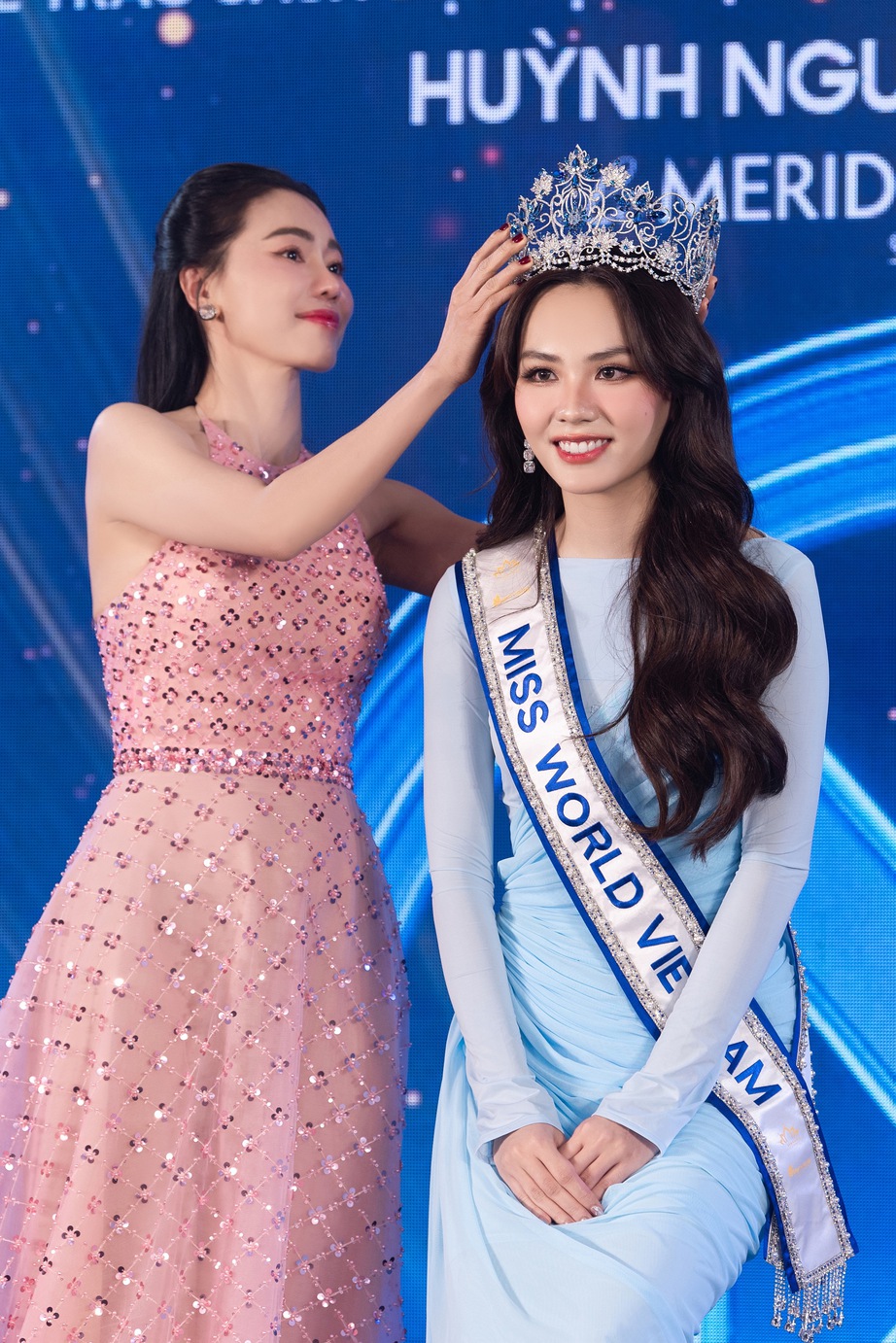 Hoa hậu Mai Phương ch&iacute;nh thức nhận sash Miss World Vietnam, chinh chiến tại Miss World 71- Ảnh 1.