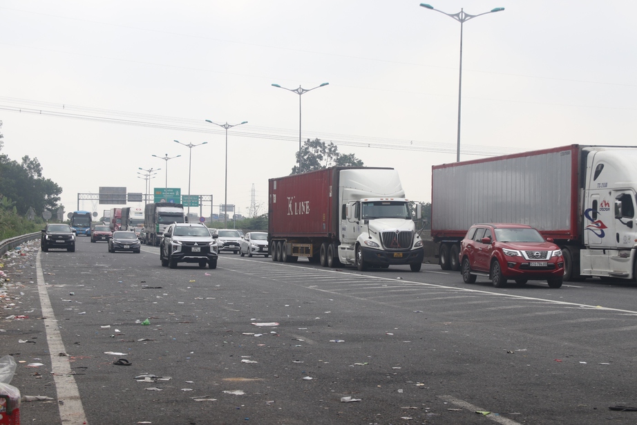 &Ocirc; t&ocirc; nối đu&ocirc;i nhau, lối ra cao tốc Đ&agrave; Nẵng &ndash; Quảng Ng&atilde;i &ugrave;n tắc trầm trọng- Ảnh 10.