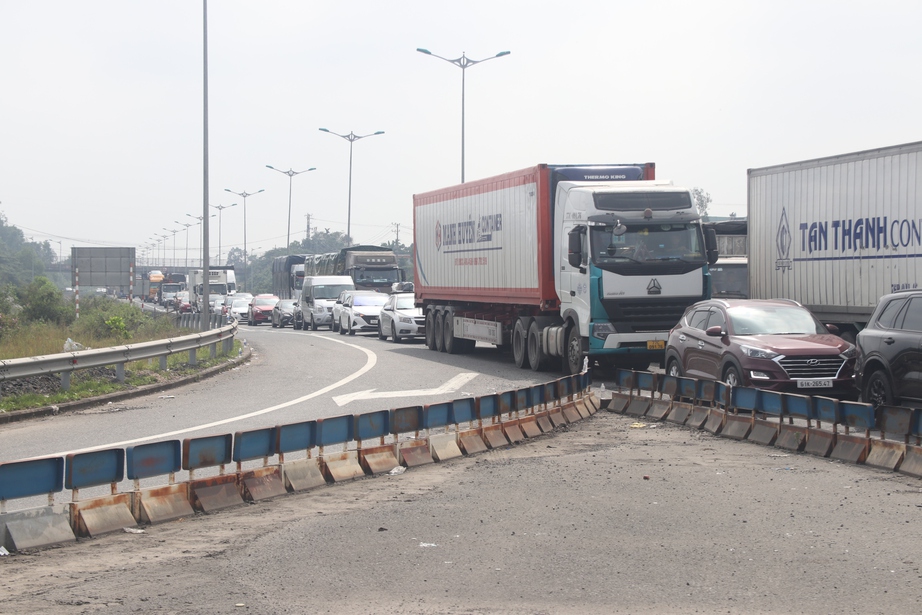 &Ocirc; t&ocirc; nối đu&ocirc;i nhau, lối ra cao tốc Đ&agrave; Nẵng &ndash; Quảng Ng&atilde;i &ugrave;n tắc trầm trọng- Ảnh 1.