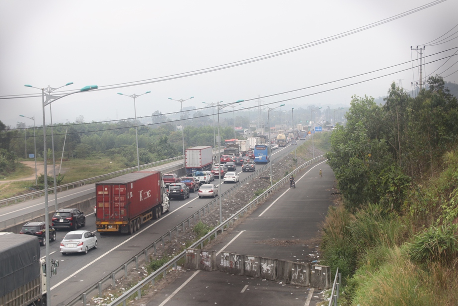&Ocirc; t&ocirc; nối đu&ocirc;i nhau, lối ra cao tốc Đ&agrave; Nẵng &ndash; Quảng Ng&atilde;i &ugrave;n tắc trầm trọng- Ảnh 3.