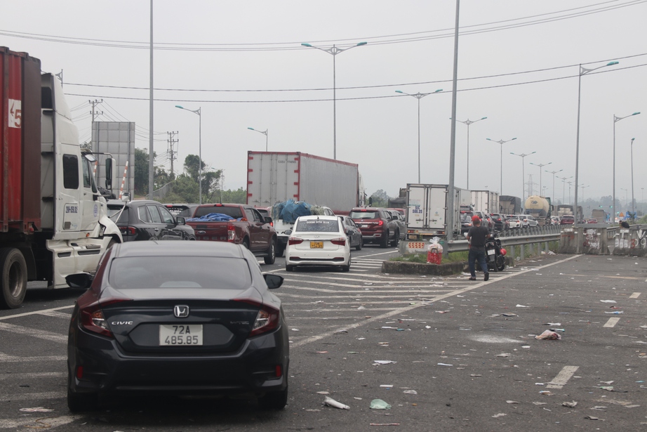 &Ocirc; t&ocirc; nối đu&ocirc;i nhau, lối ra cao tốc Đ&agrave; Nẵng &ndash; Quảng Ng&atilde;i &ugrave;n tắc trầm trọng- Ảnh 6.