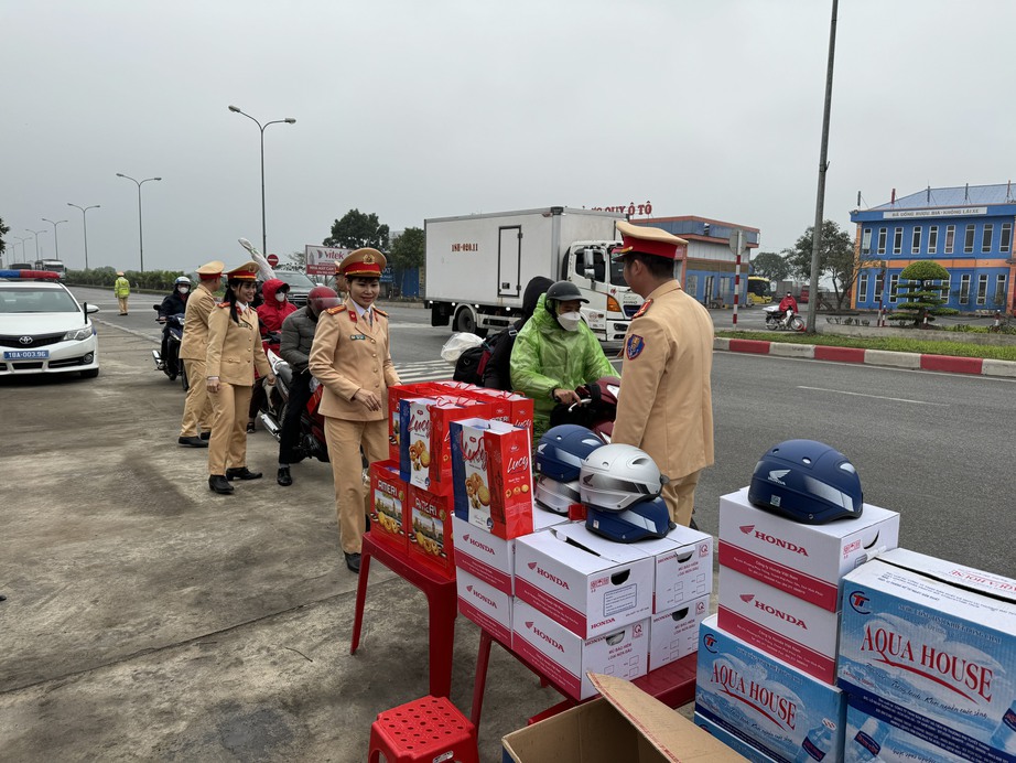 Cảnh s&aacute;t giao th&ocirc;ng Nam Định tặng qu&agrave; nh&acirc;n d&acirc;n tr&ecirc;n đường về qu&ecirc; ăn Tết- Ảnh 3.