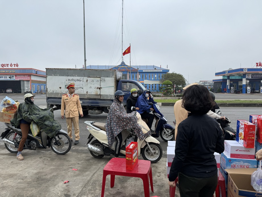 Cảnh s&aacute;t giao th&ocirc;ng Nam Định tặng qu&agrave; nh&acirc;n d&acirc;n tr&ecirc;n đường về qu&ecirc; ăn Tết- Ảnh 5.