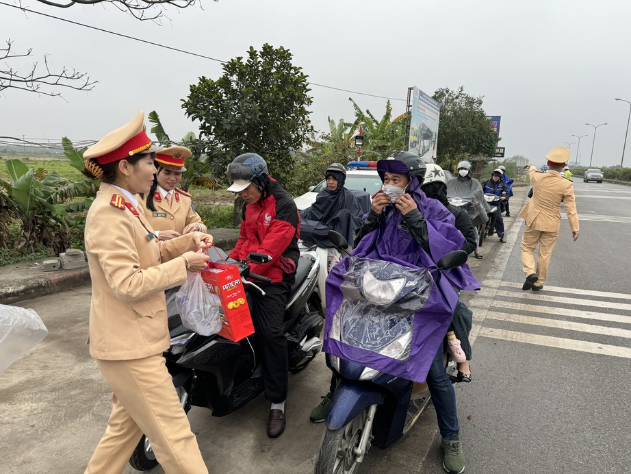 Cảnh s&aacute;t giao th&ocirc;ng Nam Định tặng qu&agrave; nh&acirc;n d&acirc;n tr&ecirc;n đường về qu&ecirc; ăn Tết- Ảnh 4.