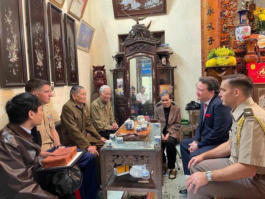 Đại sứ Mỹ trao nhật k&yacute;, thư cảm ơn của Tổng thống Mỹ tới cựu binh Việt Nam - Ảnh 2.