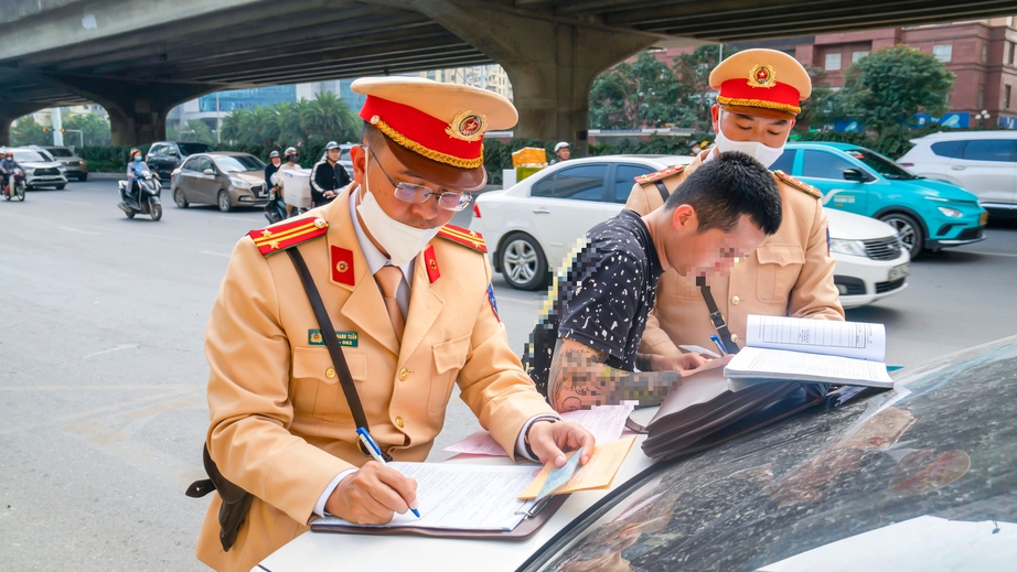 Loạt t&agrave;i xế ngậm ng&ugrave;i nộp phạt lỗi bắt kh&aacute;ch tuỳ tiện ng&agrave;y cận Tết- Ảnh 3.