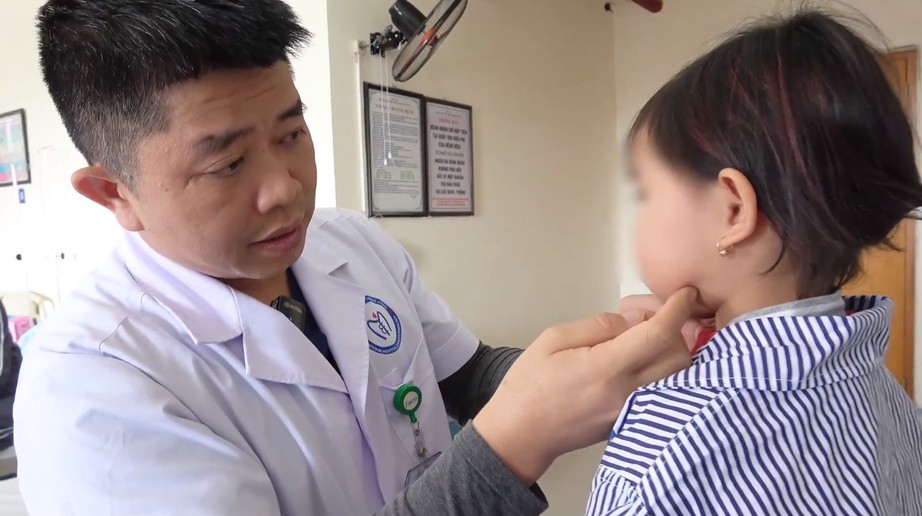 D&ugrave;ng thuốc tăng c&acirc;n, nhiều trẻ rậm l&ocirc;ng, nặng mặt suy tuyến thượng thận- Ảnh 1.