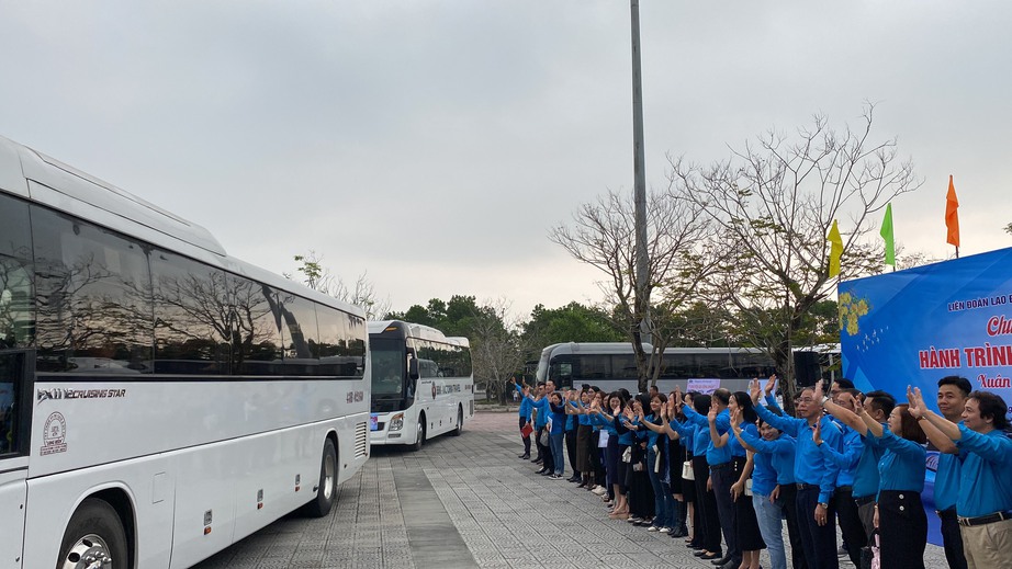 Công nhân Đà Nẵng tiết kiệm tiền triệu nhờ về Tết bằng chuyến xe Công đoàn- Ảnh 4. Công nhân Đà Nẵng tiết kiệm tiền triệu nhờ về Tết bằng chuyến xe Công đoàn- Ảnh 4.