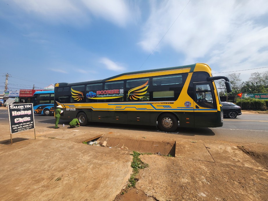 Tạm giữ h&igrave;nh sự t&agrave;i xế xe kh&aacute;ch vượt ẩu c&aacute;n b&eacute; g&aacute;i 3 tuổi tử vong- Ảnh 2.