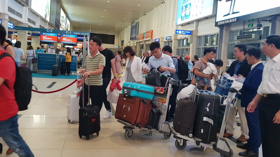 Hơn 100 ngh&igrave;n kh&aacute;ch qua s&acirc;n bay T&acirc;n Sơn Nhất trong ng&agrave;y 30 Tết- Ảnh 1.