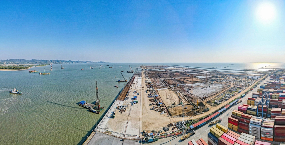 Đ&ecirc;m Giao thừa tr&ecirc;n đại c&ocirc;ng trường Lạch Huyện- Ảnh 1.