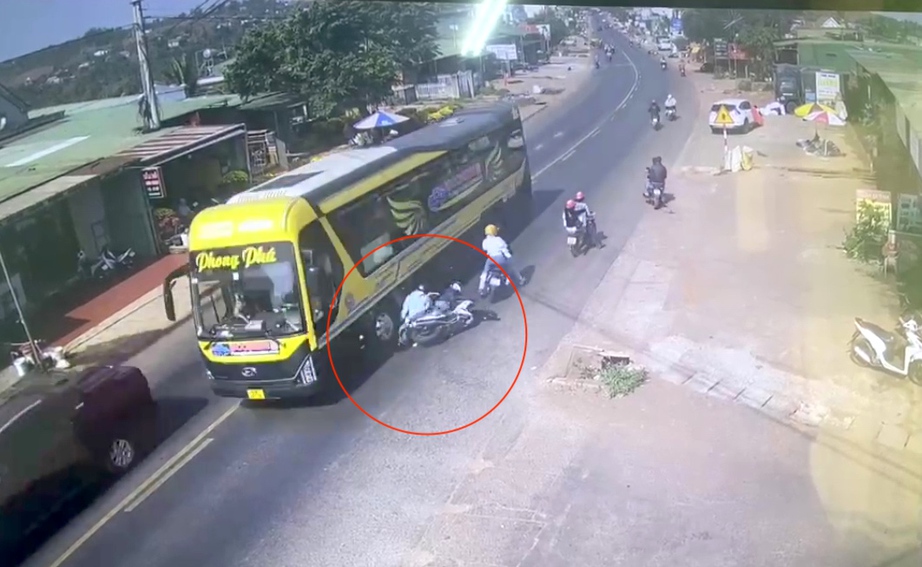 Tạm giữ h&igrave;nh sự t&agrave;i xế xe kh&aacute;ch vượt ẩu c&aacute;n b&eacute; g&aacute;i 3 tuổi tử vong- Ảnh 1.