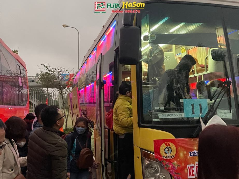&ldquo;Chuyến xe 0 đồng&rdquo; đưa h&agrave;ng trăm người về đo&agrave;n vi&ecirc;n ng&agrave;y Tết- Ảnh 2.