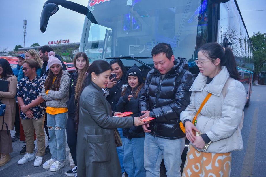 &ldquo;Chuyến xe 0 đồng&rdquo; đưa h&agrave;ng trăm người về đo&agrave;n vi&ecirc;n ng&agrave;y Tết- Ảnh 1.
