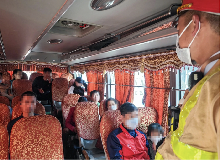 Hơn 4.000 người phải bắt xe kh&aacute;c về nh&agrave; do vi phạm giao th&ocirc;ng ng&agrave;y cuối năm- Ảnh 2.