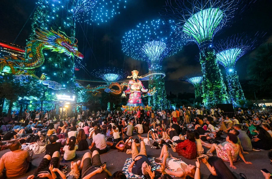 C&ocirc;ng vi&ecirc;n Garden by the Bay tại Singapore được trang tr&iacute; lộng lẫy với biểu tượng linh vật rồng v&agrave; tượng Thần T&agrave;i, thu h&uacute;t nhiều người tới đ&oacute;n ch&agrave;o năm mới 2024. (Ảnh: AFP)