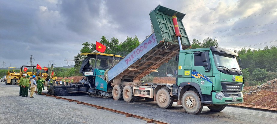 Đẩy tiến độ, đưa cao tốc Bắc - Nam qua H&agrave; Tĩnh, Quảng B&igrave;nh về đ&iacute;ch trước 30/6/2025- Ảnh 1.