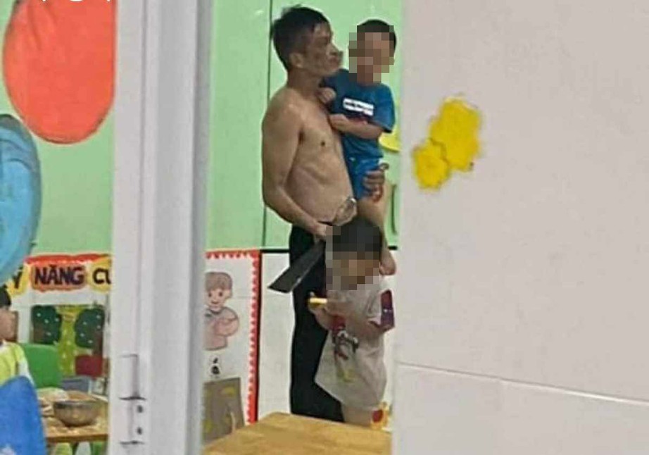 C&ocirc;ng an v&acirc;y bắt người đ&agrave;n &ocirc;ng cầm dao x&ocirc;ng v&agrave;o trường mầm non ở Tiền Giang- Ảnh 2.