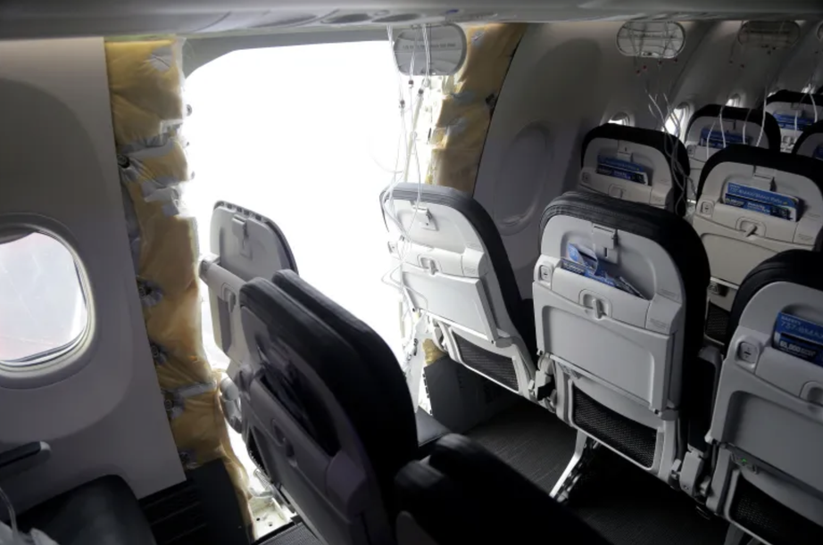 V&igrave; sao Mỹ điều tra h&igrave;nh sự Boeing về vụ m&aacute;y bay bung cửa giữa trời?- Ảnh 1.