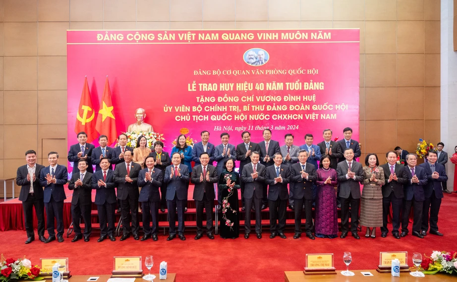 Chủ tịch Quốc hội Vương Đ&igrave;nh Huệ nhận Huy hiệu 40 năm tuổi Đảng- Ảnh 2.