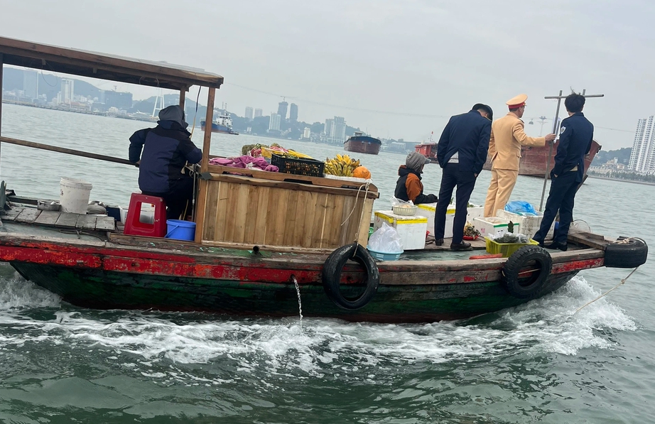 Xử phạt phương tiện đeo b&aacute;m để b&aacute;n h&agrave;ng rong cho du kh&aacute;ch tr&ecirc;n vịnh Hạ Long- Ảnh 2.