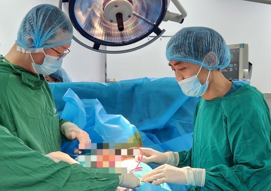 Nam thanh ni&ecirc;n bị dập tinh ho&agrave;n khi đ&aacute; b&oacute;ng- Ảnh 1.
