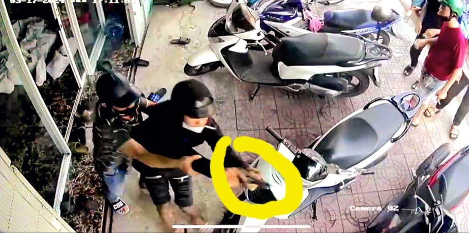 Điều tra vụ đối tượng cầm vật giống s&uacute;ng bắn v&agrave;o một cửa h&agrave;ng ở Long An- Ảnh 1.