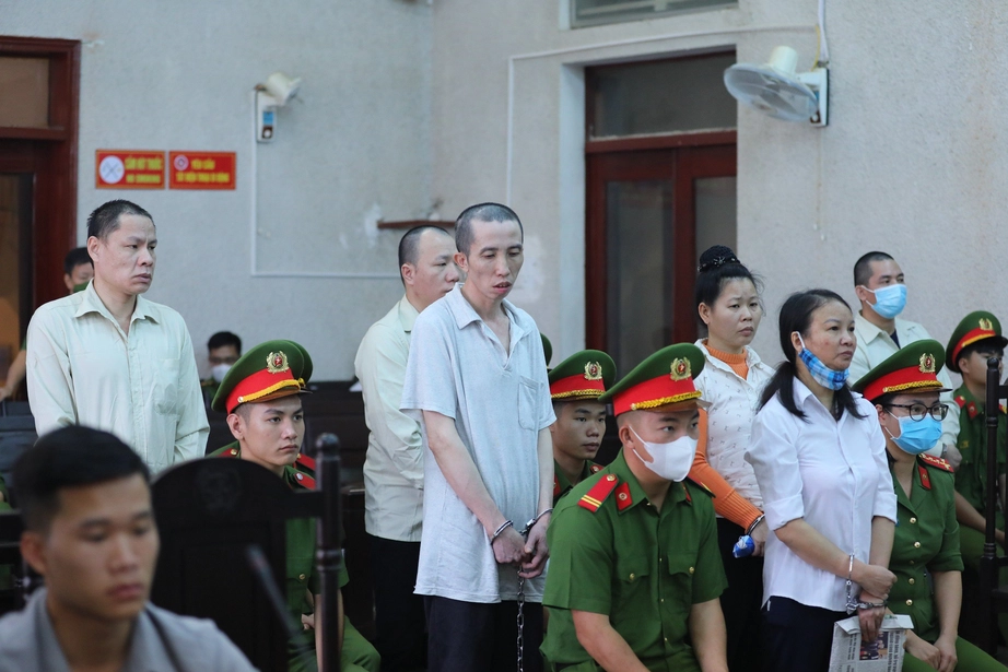 Bị c&aacute;o ngất xỉu, t&ograve;a ho&atilde;n xử mẹ của nữ sinh giao g&agrave; ở Điện Bi&ecirc;n- Ảnh 2.