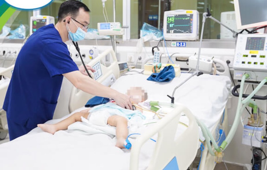 Bệnh nhi 2 th&aacute;ng tuổi nguy kịch v&igrave; hội chứng rung lắc- Ảnh 1.