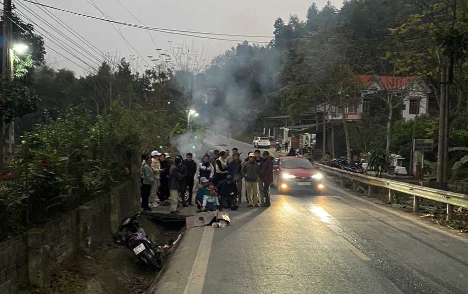 Hai m&ocirc; t&ocirc; t&ocirc;ng nhau tr&ecirc;n QL70 qua Y&ecirc;n B&aacute;i, thanh ni&ecirc;n 17 tuổi tử vong tại chỗ- Ảnh 1.