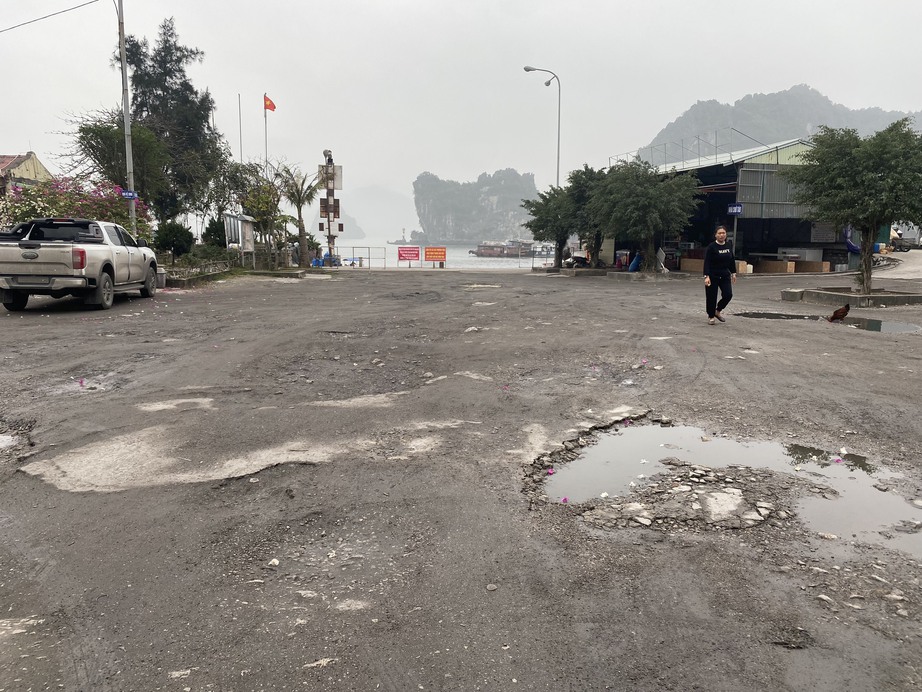 Quảng Ninh: Cả trăm t&agrave;u, thuyền loay hoay khi bị chuyển bến mới- Ảnh 3.