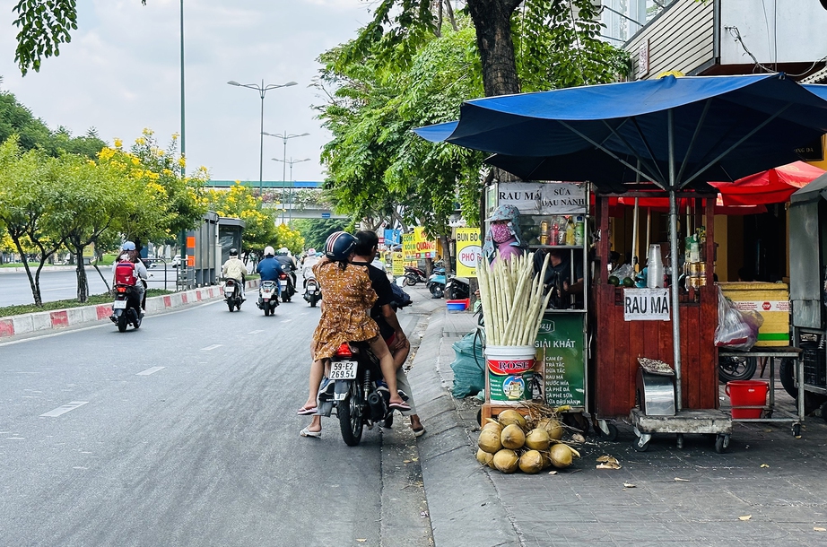 TP.HCM: C&oacute; quy định, v&igrave; sao thu ph&iacute; vỉa h&egrave; vẫn tắc?- Ảnh 1.