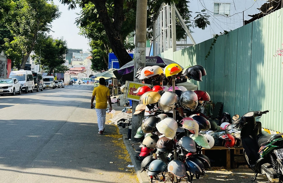 TP.HCM: C&oacute; quy định, v&igrave; sao thu ph&iacute; vỉa h&egrave; vẫn tắc?- Ảnh 2.