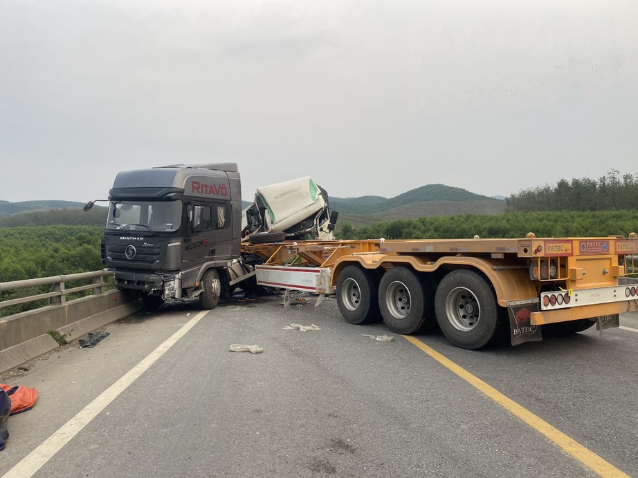 Xe đầu k&eacute;o kh&ocirc;ng biển kiểm so&aacute;t va chạm xe tải tr&ecirc;n cao tốc Cam Lộ - La Sơn- Ảnh 1.