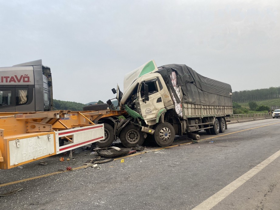 Xe đầu k&eacute;o kh&ocirc;ng biển kiểm so&aacute;t va chạm xe tải tr&ecirc;n cao tốc Cam Lộ - La Sơn- Ảnh 2.