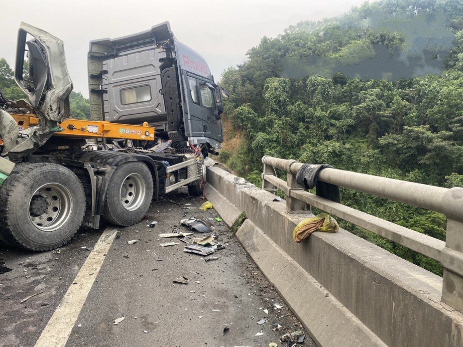 Xe đầu k&eacute;o kh&ocirc;ng biển kiểm so&aacute;t va chạm xe tải tr&ecirc;n cao tốc Cam Lộ - La Sơn- Ảnh 3.