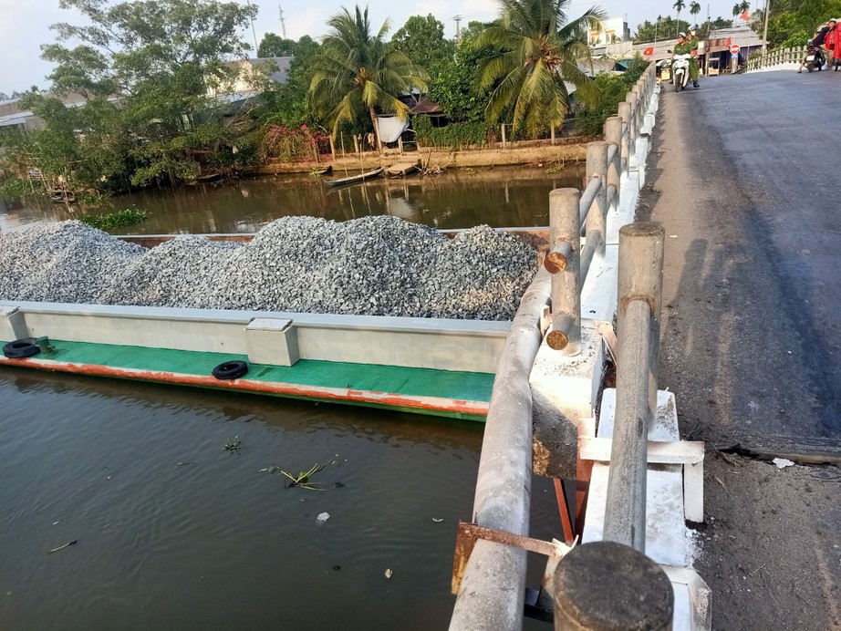 Hai ng&agrave;y để sửa cầu ở Cần Thơ bị l&igrave;a nhịp do va chạm với s&agrave; lan chở đ&aacute;- Ảnh 1.
