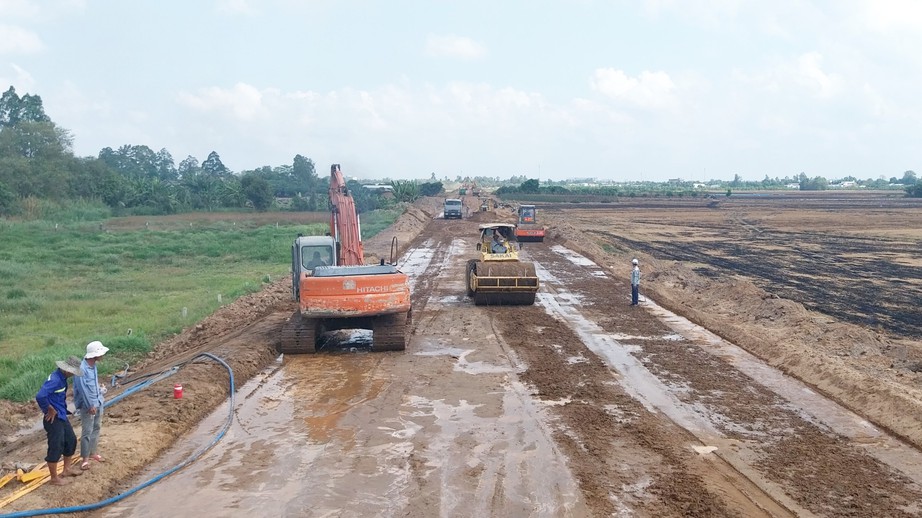 Thi c&ocirc;ng 3 ca, tất bật đưa tuyến tr&aacute;nh th&agrave;nh phố Long Xuy&ecirc;n về đ&iacute;ch trước 2 th&aacute;ng- Ảnh 2.
