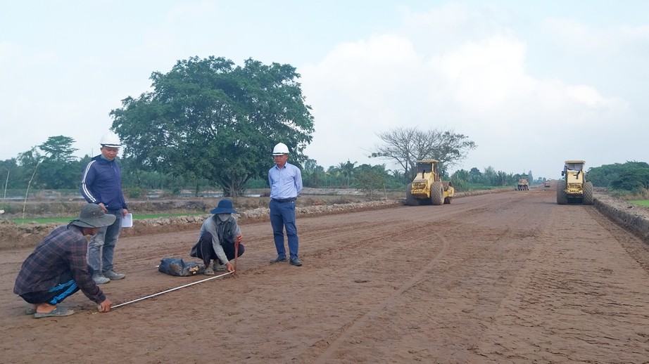 Thi c&ocirc;ng 3 ca, tất bật đưa tuyến tr&aacute;nh th&agrave;nh phố Long Xuy&ecirc;n về đ&iacute;ch trước 2 th&aacute;ng- Ảnh 1.