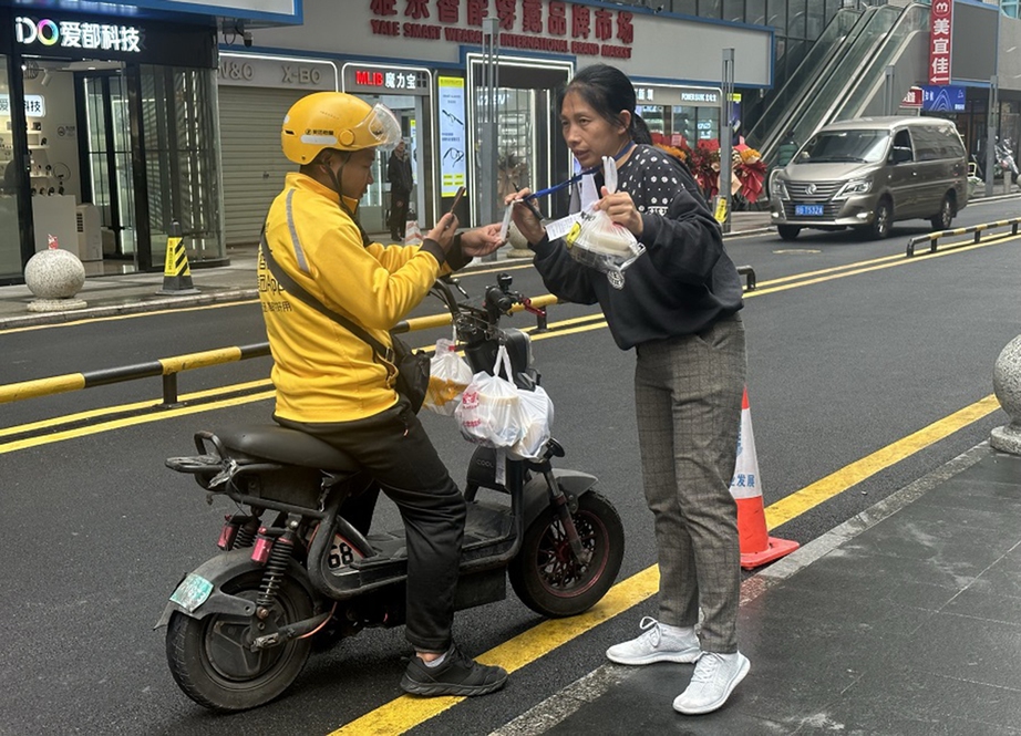 Nở rộ nghề giao h&agrave;ng hộ shipper tại Trung Quốc
- Ảnh 1.