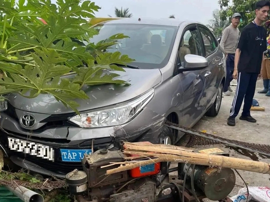 &Ocirc; t&ocirc; tập l&aacute;i lao tốc độ cao, t&ocirc;ng người ngồi ghế ven đường bị thương- Ảnh 1.