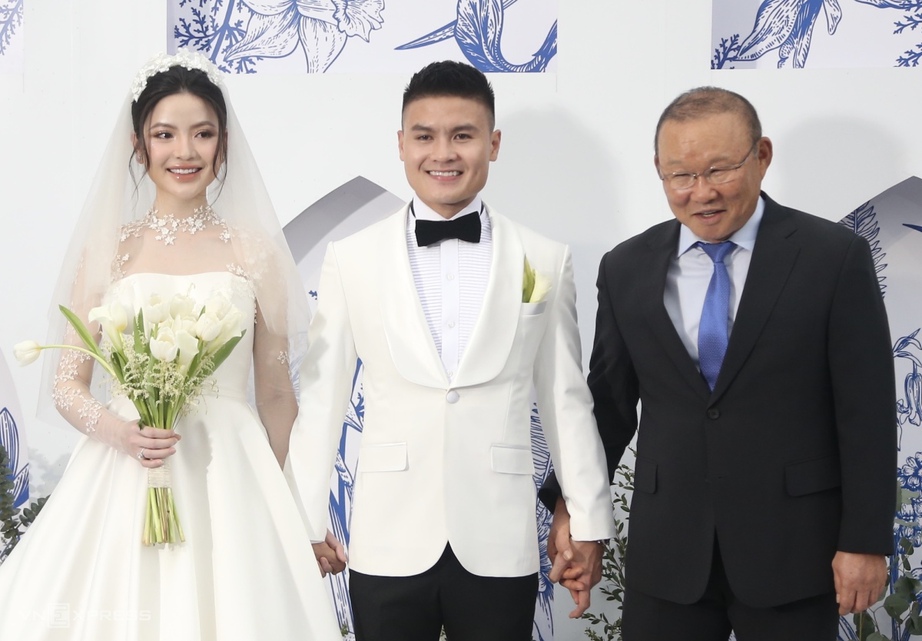 Gác lại nỗi buồn, Quang Hải gây sốt khi dùng siêu xe 16 tỷ đón dâu- Ảnh 8. Gác lại nỗi buồn, Quang Hải gây sốt khi dùng siêu xe 16 tỷ đón dâu- Ảnh 8.