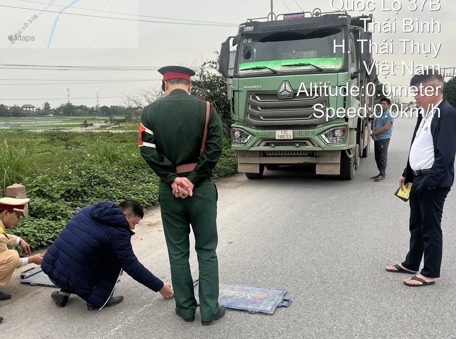 Th&aacute;i B&igrave;nh: Liều lĩnh chở qu&aacute; tải, t&agrave;i xế v&agrave; chủ xe nhận phạt h&agrave;ng trăm triệu đồng- Ảnh 2.