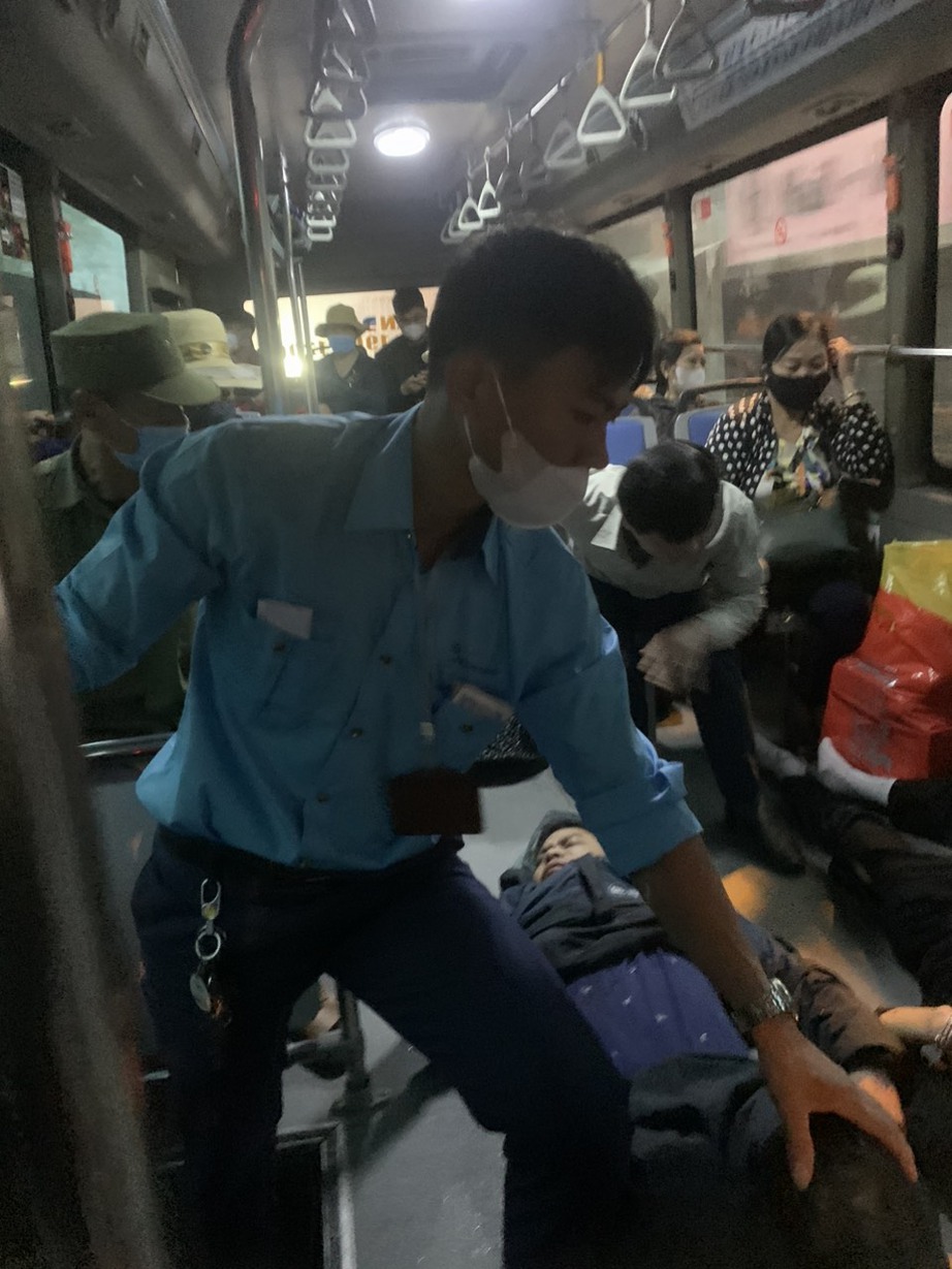 L&aacute;i xe bu&yacute;t Transerco kịp thời đưa 2 người bị tai nạn giao th&ocirc;ng đi cấp cứu- Ảnh 1.
