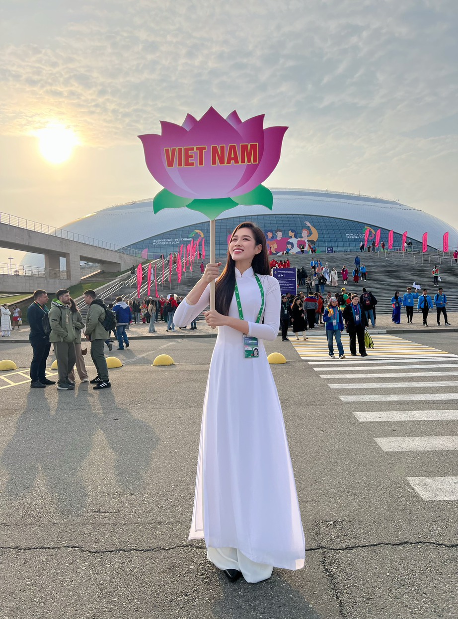 Đỗ Thị H&agrave; diện &aacute;o d&agrave;i tại Li&ecirc;n hoan Thanh ni&ecirc;n thế giới 2024 ở Nga- Ảnh 6.