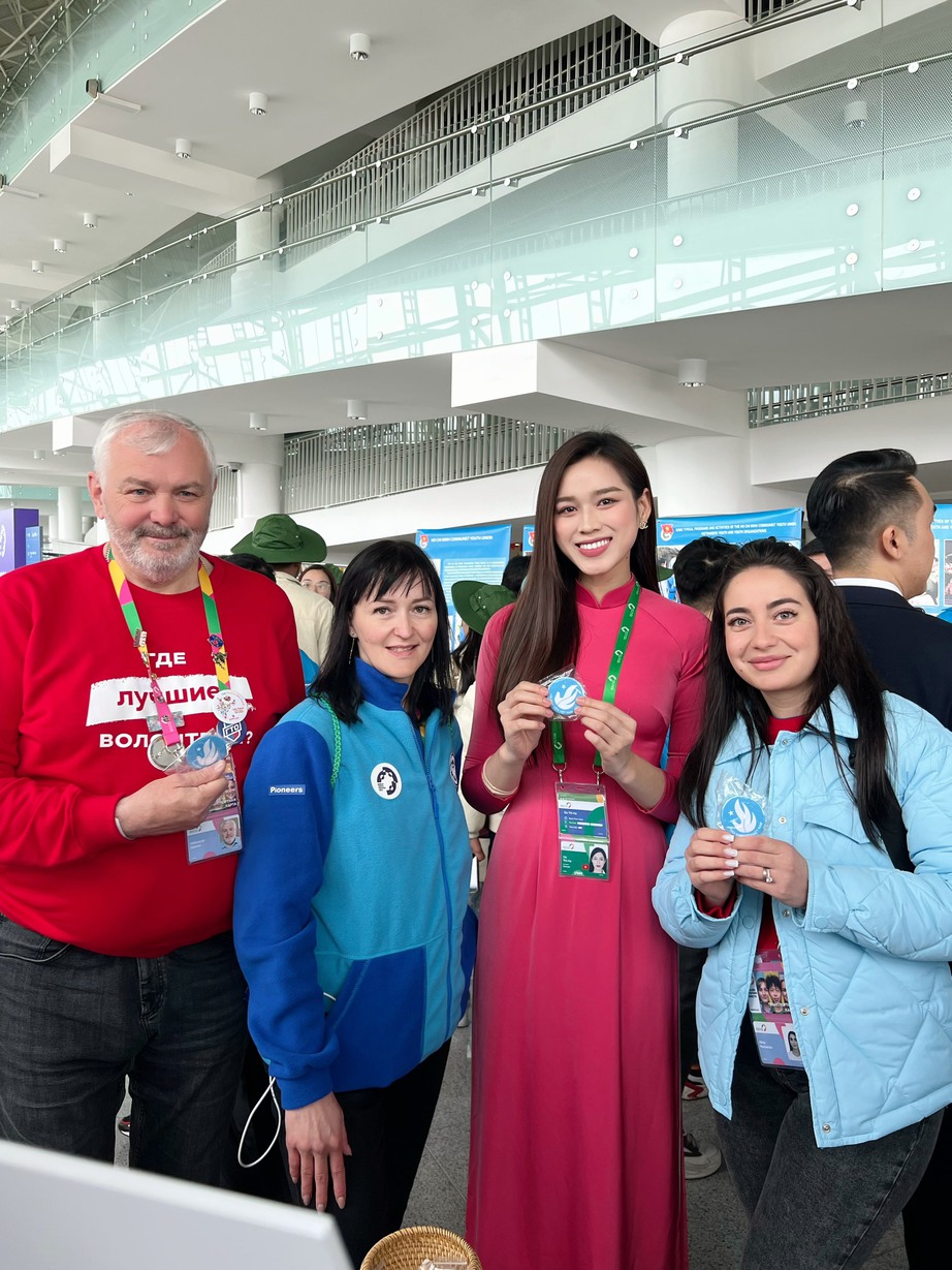 Đỗ Thị H&agrave; diện &aacute;o d&agrave;i tại Li&ecirc;n hoan Thanh ni&ecirc;n thế giới 2024 ở Nga- Ảnh 7.